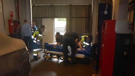 Herido un trabajador al golpearle en la cabeza una puerta metálica en Pamplona