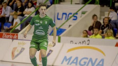 Ion Cerviño, el más joven en jugar con el Xota en Primera