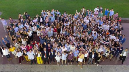 Foto de familia de los alumnos que estudiarán en 2019 gracias a una beca Alumni.