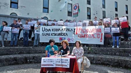 Representantes de los sindicatos Steilas y UGT, así como interinos afectados, este miércoles frente a Educación.