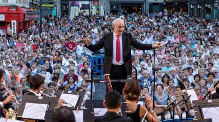 Jesús Garisoain, que lanzará el Chupinazo, al frente de La Pamplonesa en el concierto presanferminero de 2018 en la Plaza Consistorial.