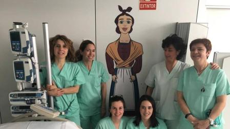 Imágenes de gigantes y kilikis de la Comparsa de Burlada acompañan a menores en el CHN