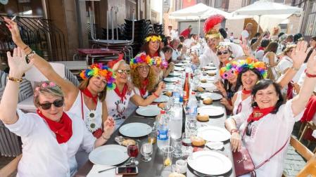 Fotos de la comida popular de los 'baby boomers' en fiestas de Corella, que reunió este jueves a casi 600 personas de entre 35 y 55 años.