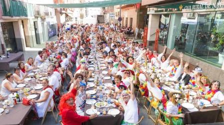 Fotos de la comida popular de los 'baby boomers' en fiestas de Corella, que reunió este jueves a casi 600 personas de entre 35 y 55 años.