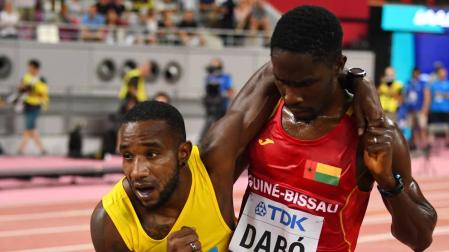 Un atleta guineano, elogiado por ayudar a un rival a cruzar la meta en el 5.000