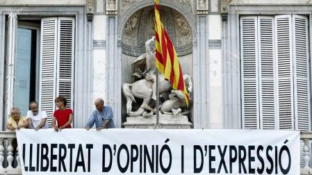 Despliegan en la Generalitat otra pancarta sobre la libertad de expresión