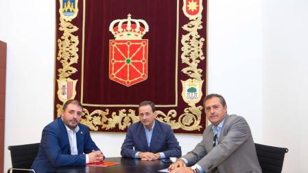 Unai Hualde recibe a Patxi Pérez, de la Asociación de Periodistas de Navarra