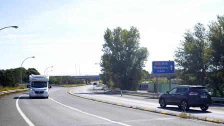 Desvío en el acceso de la N-121 a la autopista en dirección Tudela