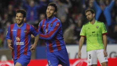 Rubén García celebra en 2014 el gol que marcó a Osasuna, el año del descenso, junto a su compañero Víctor. Detrás, Lolo.