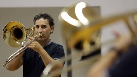 Rubén Velasco toca el trombón en un aula del conservatorio Pablo Sarasate de Pamplona.