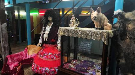 Drácula, el comunismo y lo hortera se mezclan en Museo del Kitsch de Bucarest