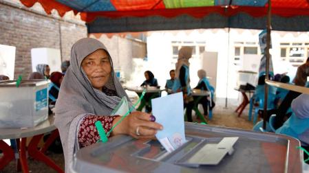 Una mujer vota en Kabul, capital de Afganistán.