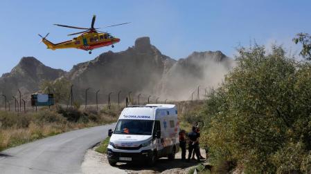 Servicios sanitarios junto al lugar del accidente en la pirotecnia de Guadix.