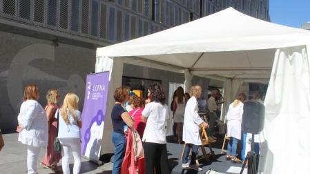 El Colegio Oficial de Farmacéuticos de Navarra (COFNA) ha conmemorado este sábado el Día Mundial del Farmacéutico con la instalación de una carpa en la confluencia de las calles Tudela y García Ximénez.