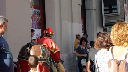 Todas las fotos de la salida de la Comparsa de Gigantes y Cabezudos en San Fermín Txikito