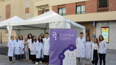 Farmacéuticos, en la carpa instalada en la confluencia de las calles Tudela y García Ximénez de Pamplona.