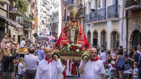 Todas las fotos de la salida de la Comparsa de Gigantes y Cabezudos en San Fermín Txikito.