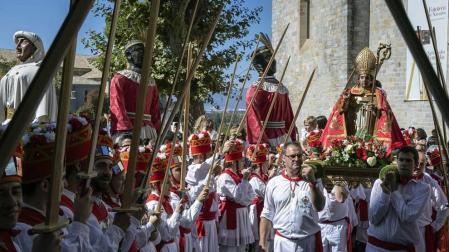 Todas las fotos de la salida de la Comparsa de Gigantes y Cabezudos en San Fermín Txikito.