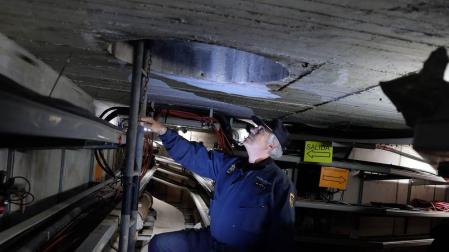 Felix Valerio inspecciona una de las vías de alcantarillado conectadas con el subsuelo del centro de Pamplona, durante su última inspección como responsable de la unidad.