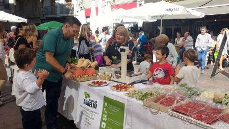 Fotos de la celebración de la I Feria de Comercio y Servicios de Peralta, organizada por la comisión municipal de comercio en colaboración con entidades y empresas de la localidad.