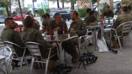 Los militares, en la imagen que ha causado la polémica.
