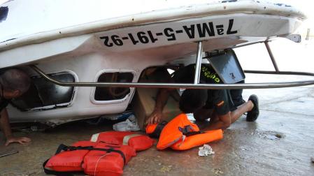 El naufragio de un barco de narcos deja a la deriva 800 kilos de hachís