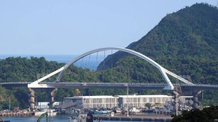El desplome de un puente en el puerto de Nanfang'ao, al noreste de Taiwan, ha sepultado bajo toneladas de hormigón tres barcos pesqueros y han dejado atrapadas a varias personas.