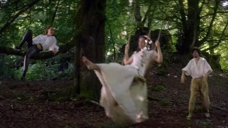 Una selección de imágenes extraídas del videoclip de Amaia, seguidas cada una por las obras originales en las que se han inspirado sus creadores