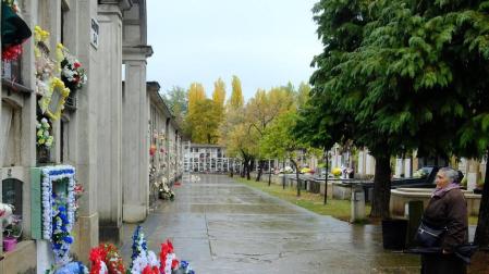 Un paseo por el cementerio de Pamplona el día después de Todos los Santos deja imágenes que pueden desgarrar por dentro