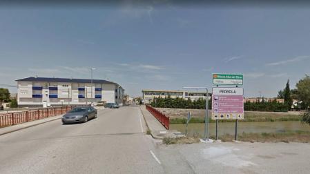 Entrada a la localidad de Pedrola, donde fue descubierto semienterrado el cuerpo de la víctima