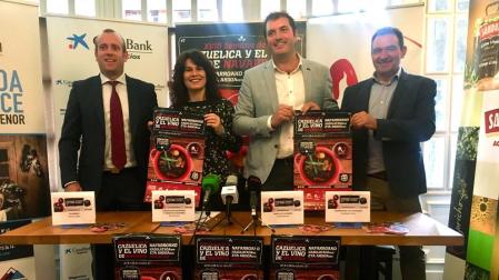 De izquierda a derecha: Pablo Adoño de CaixaBank, Natalia Ecay de la Junta de la Asociación de Hostelería y Turismo de Navarra; David Palacios, Presidente del Consejo Regulador de la D.O. Vinos Navarra y Santiago Enciso, Presidente de la Cooperativa de Hostelería de Navarra.