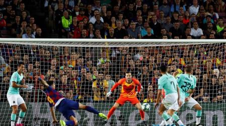 El olfato goleador de Suárez salva al Barça en la Champions