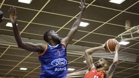 El Basket Navarra cedió su primera derrota ante el Zornotza