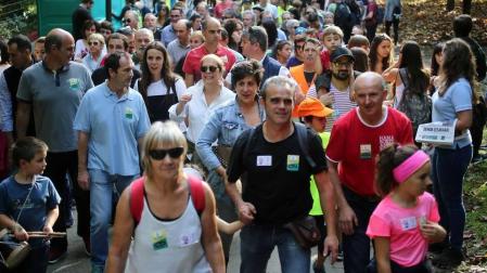 La ikastola Tantirumairu ha vivido este domingo un día histórico con la concurrida asistencia a un soleado "Nafarroa Oinez 2017", la fiesta de las ikastolas navarras que se ha desarrollado sin incidencias importantes y cuyos beneficios se destinarán a la ampliación de este centro de Lesaka