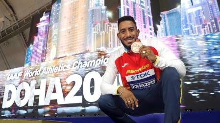 El atleta español Orlando Ortega posa con la medalla de bronce conseguida en la final 110 metros vallas del mundial de Atletismo Doha 2019