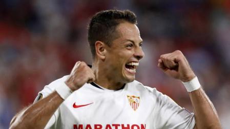 Chicharito afianza al Sevilla en el liderato de su grupo