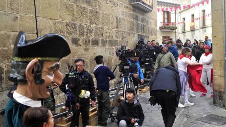 El equipo de rodaje de la película china 'Line Walker II' ha filmado esta semana en tafalla. la escena estrella ha sido la de una persecución de coches que se desarrolla durante un supuesto encierro de san fermín. cientos de navarros han participado en el rodaje como figurantes