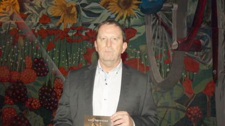 Kepa Menéndez, el sábado en Zúñiga con el libro presentado en la localidad.