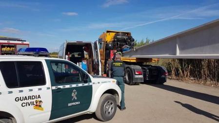 Un vehículo de transporte especial derrama combustible en la NA-128