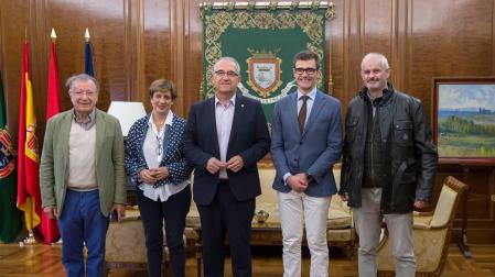 Enrique Maya, Ana Elizalde, Isaías Calvo, José Antonio Fernández y Jesús Tanco, tras la reunión de hoy.