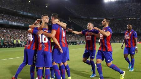 Los jugadores de la SD Eibar celebran el gol ante el Real Betis, durante el partido de Liga en Primera División que disputan esta noche en el estadio Benito Villamarín, en Sevilla.