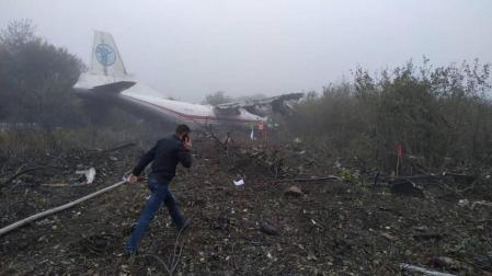 Cinco muertos tras el aterrizaje de emergencia de un avión en Ucrania