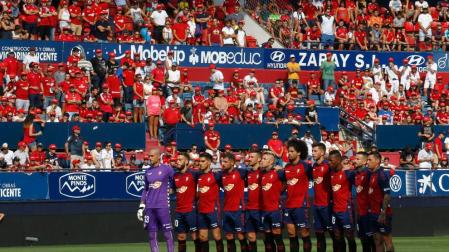 Minuto de silencio guardado por los jugadores de Osasuna antes del partido ante el Barça tras la muerte de la hija de Luis Enrique.