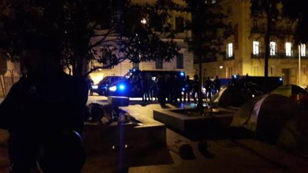 Desalojada la acampada de los sin techo en el paseo del Prado de Madrid