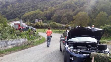 El coche ha impactado frontalmente contra el muro de un puente en Irurita.