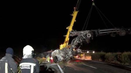 Un fallecido tras arder un 'tren de carretera' en la AP-15