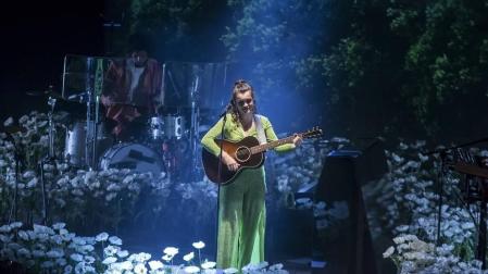 La pamplonesa debutaba en su casa y ese hecho, en parte, le generaba un nerviosismo que ha reconocido al inicio del concierto. “No os imagináis la ilusión que me hace cantar aquí. Estaba a punto de llorar antes de salir”, ha confesado
