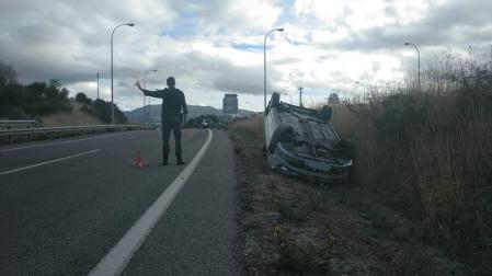 Herido leve al volcar su vehículo en el carril de incorporación a La Morea
