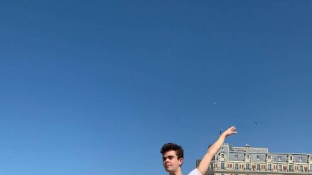 Carlos Díaz de Cerio, en la playa de Biarritz.
