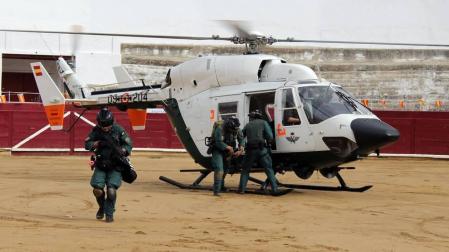 Todas las secciones en activo de la Guardia Civil en Navarra participaron este domingo en una exhibición en la plaza de toros de Estella, para conmemorar el 175 aniversario de su fundación.